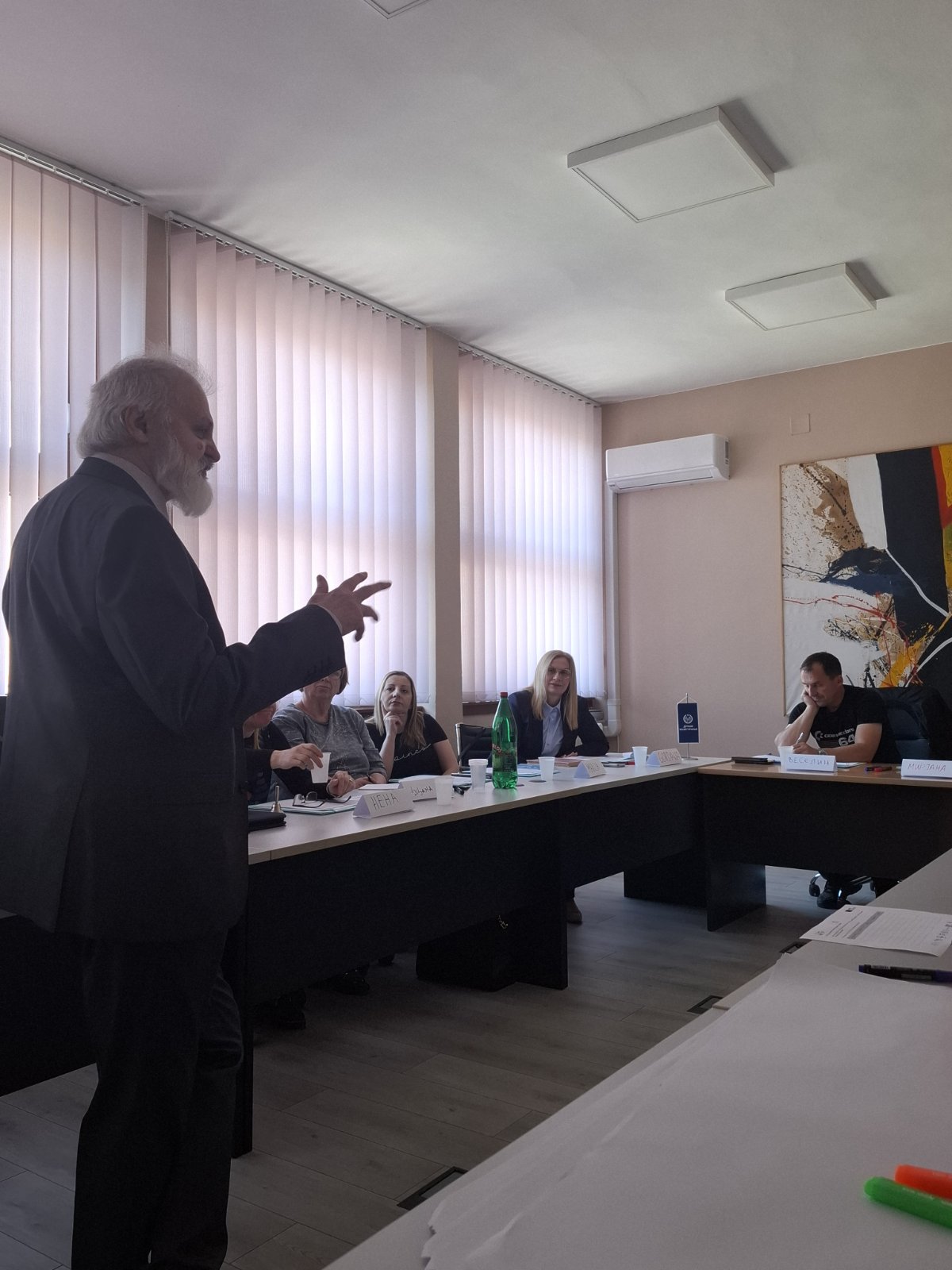 Nebojša Carić vodi radionicu sa timom oko konferencijskog stola